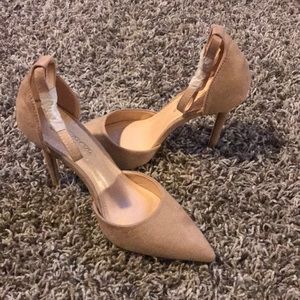 Nude pumps